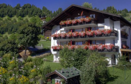 Ferienwohnung Kling Hausansicht Sommer Haus Hochblick im Sommer Kleinwalsertal